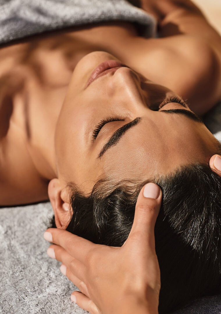 Massagem no couro cabeludo